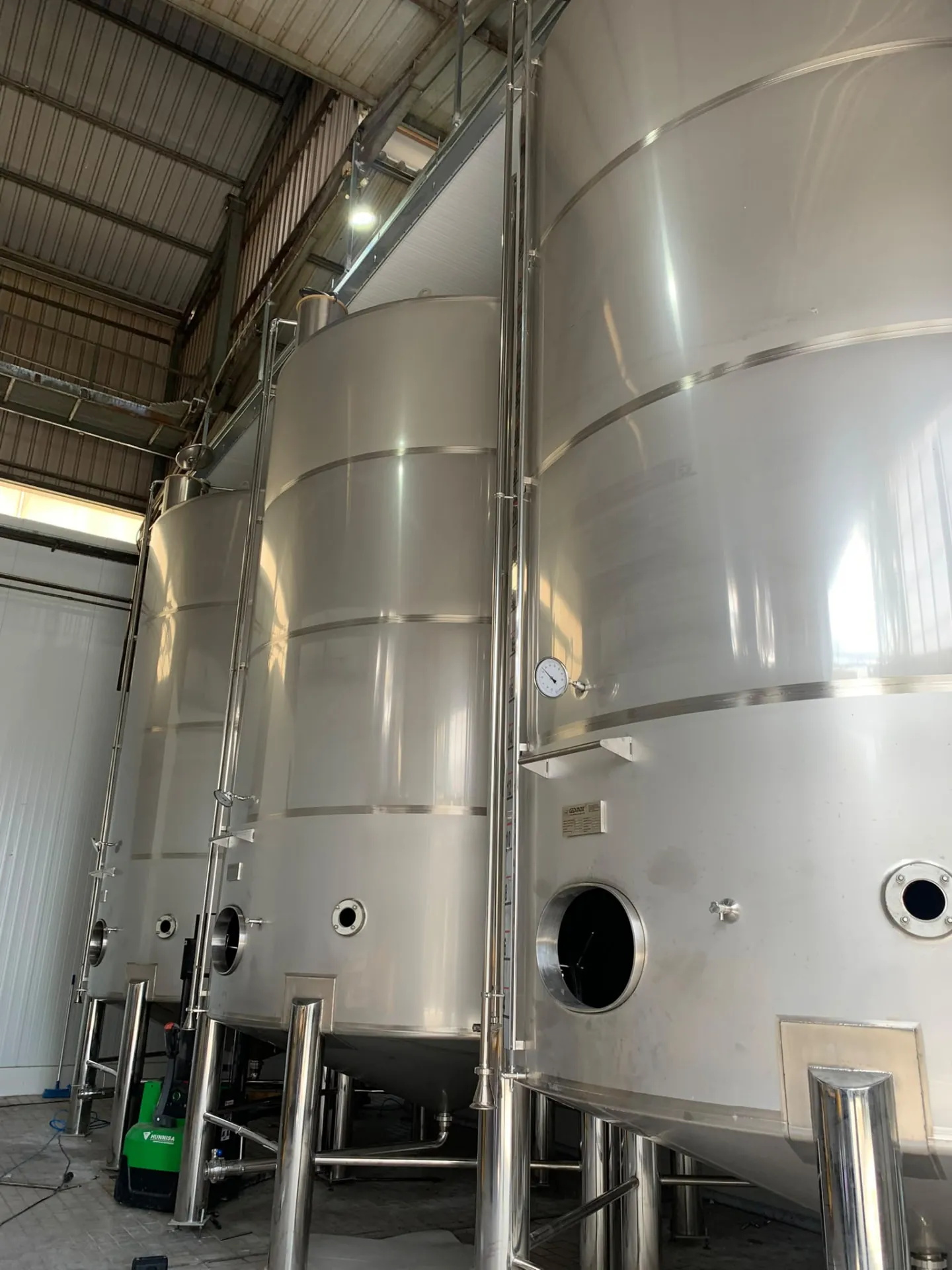 Conjunto de depósitos industriales de acero inoxidable