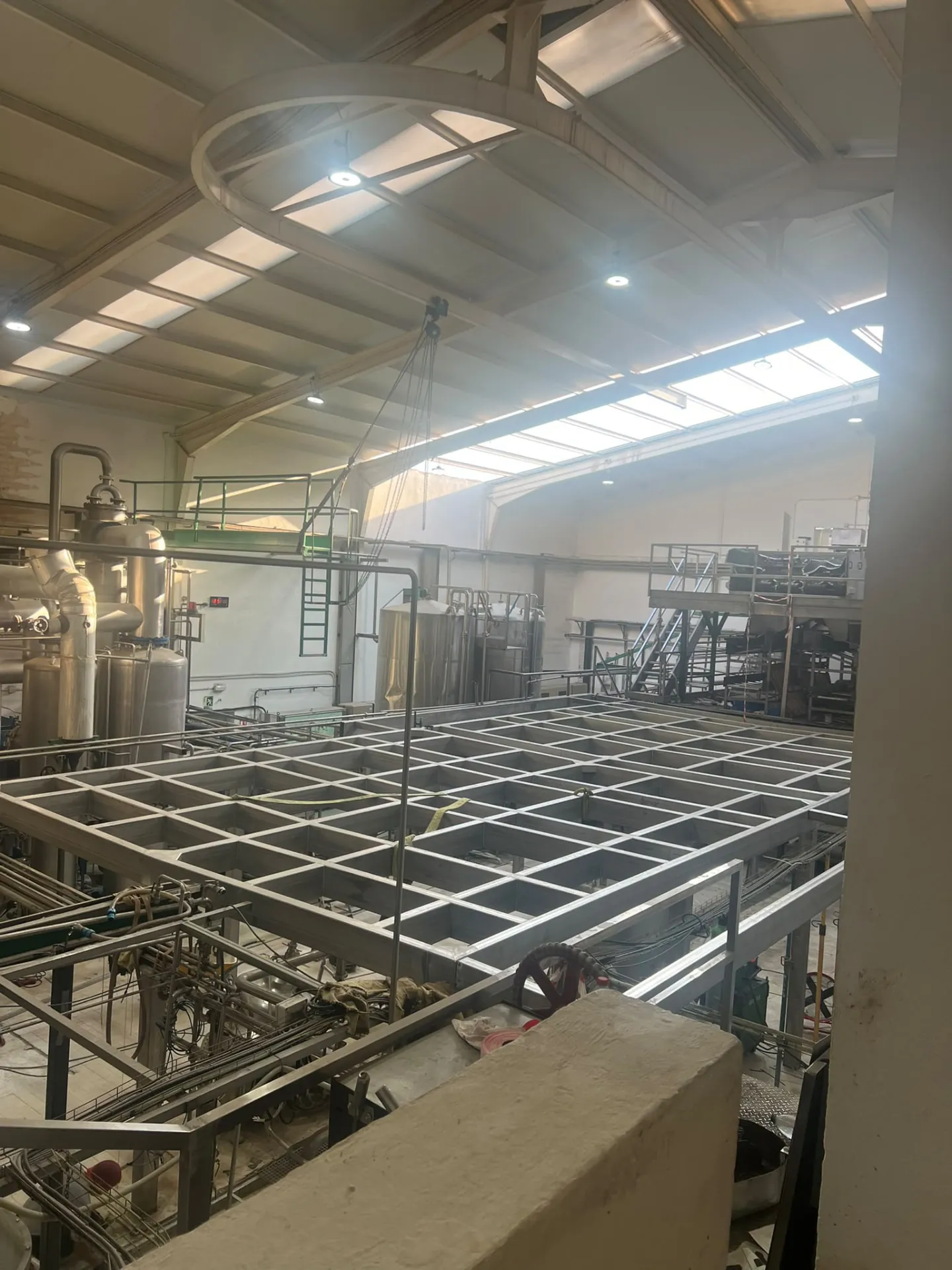 Estructura metálica en montaje dentro de una planta industrial