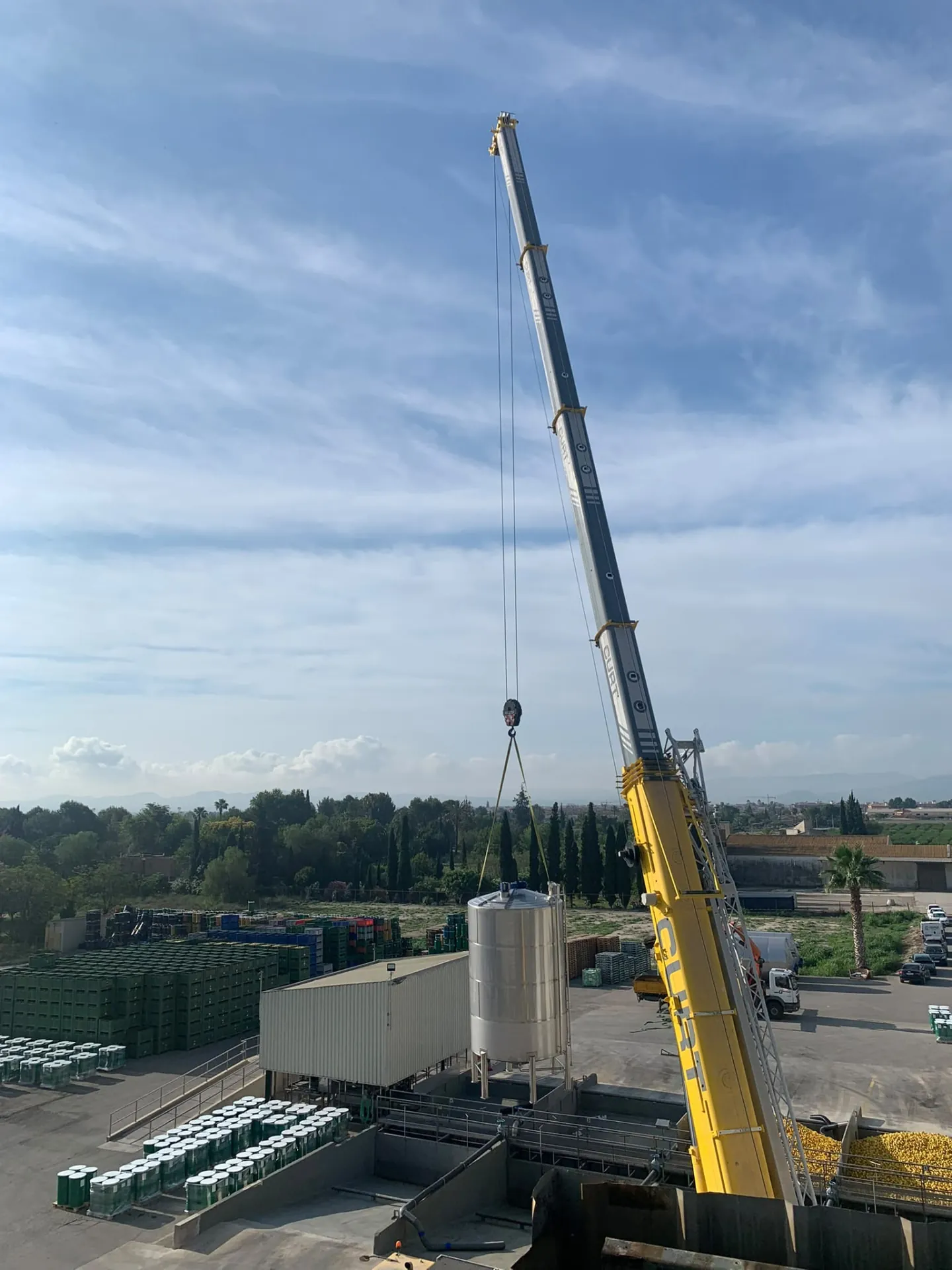 Montaje exterior de depósito industrial con grúa