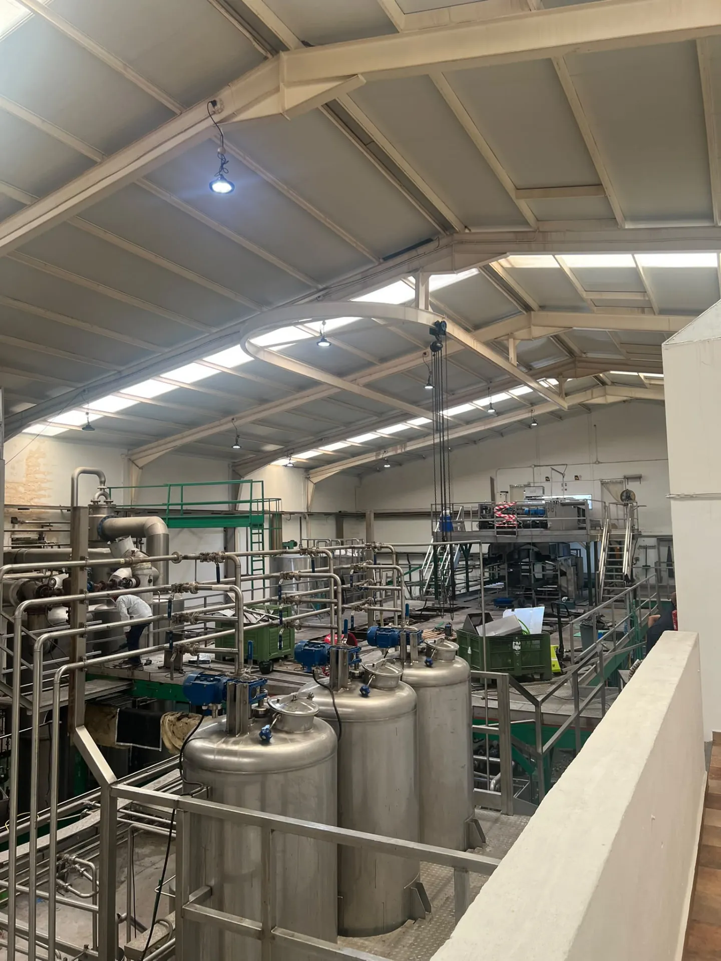 Instalación industrial con depósitos y tuberías de acero inoxidable